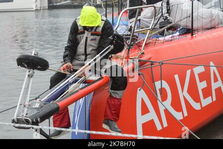 ©PHOTOPQR/OUEST FRANCE/Franck Dubray ; les Sables d'Olonne ; 27/10/2020 ; voile Vendée Globe 2020 aux Sables d'Olonne en Vendée le public sur les pontons sous les trombes d'eau (photo Franck Dubray) - 2020/10/27. Vendée Globe 2020 course de voile. Banque D'Images