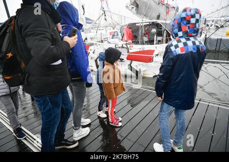 ©PHOTOPQR/OUEST FRANCE/Franck Dubray ; les Sables d'Olonne ; 27/10/2020 ; voile Vendée Globe 2020 aux Sables d'Olonne en Vendée le public sur les pontons sous les trombes d'eau (photo Franck Dubray) - 2020/10/27. Vendée Globe 2020 course de voile. Banque D'Images