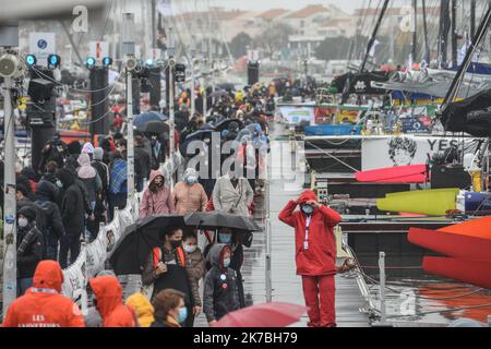 ©PHOTOPQR/OUEST FRANCE/Franck Dubray ; les Sables d'Olonne ; 27/10/2020 ; voile Vendée Globe 2020 aux Sables d'Olonne en Vendée le public sur les pontons sous les trombes d'eau (photo Franck Dubray) - 2020/10/27. Vendée Globe 2020 course de voile. Banque D'Images