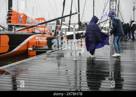 ©PHOTOPQR/OUEST FRANCE/Franck Dubray ; les Sables d'Olonne ; 27/10/2020 ; voile Vendée Globe 2020 aux Sables d'Olonne en Vendée le public sur les pontons sous les trombes d'eau (photo Franck Dubray) - 2020/10/27. Vendée Globe 2020 course de voile. Banque D'Images