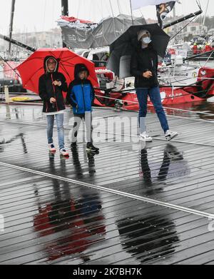 ©PHOTOPQR/OUEST FRANCE/Franck Dubray ; les Sables d'Olonne ; 27/10/2020 ; voile Vendée Globe 2020 aux Sables d'Olonne en Vendée le public sur les pontons sous les trombes d'eau (photo Franck Dubray) - 2020/10/27. Vendée Globe 2020 course de voile. Banque D'Images