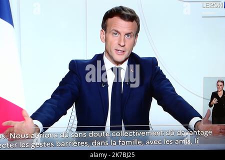 ©Pierre Teyssot/MAXPPP ; pandémie de coronavirus - allocution du Président français Emmanuel Macron à Paris, France sur 28 octobre 2020. Le président français Emmanuel Macron. Pierre Teyssot / Maxppp le président français Emmanuel Macron est vu sur un écran de télévision à Paris sur 28 octobre 2020, lorsqu'il prononce un discours télévisé en soirée à la nation, pour annoncer de nouvelles mesures visant à freiner la propagation de la pandémie de Covid-19, causée par le nouveau coronavirus Banque D'Images