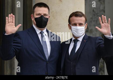 ©Julien Mattia / le Pictorium / MAXPPP - Julien Mattia / le Pictorium - 28/10/2020 - France / Ile-de-France / Paris - le président Francais Emmanuel Macron recevait la visite du premier ministre Estonien, JURI Ratas au palais de l'Elysée / 28/10/2020 - France / Ile-de-France (région) / Paris - le Président français Emmanuel Macron a reçu la visite du Premier ministre estonien Juri Ratas au Palais de l'Elysée Banque D'Images