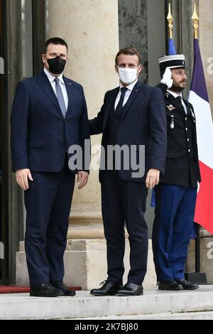 ©Julien Mattia / le Pictorium / MAXPPP - Julien Mattia / le Pictorium - 28/10/2020 - France / Ile-de-France / Paris - le président Francais Emmanuel Macron recevait la visite du premier ministre Estonien, JURI Ratas au palais de l'Elysée / 28/10/2020 - France / Ile-de-France (région) / Paris - le Président français Emmanuel Macron a reçu la visite du Premier ministre estonien Juri Ratas au Palais de l'Elysée Banque D'Images