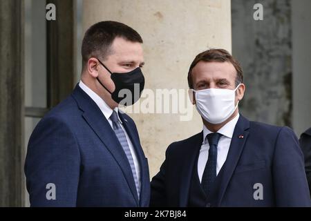 ©Julien Mattia / le Pictorium / MAXPPP - Julien Mattia / le Pictorium - 28/10/2020 - France / Ile-de-France / Paris - le président Francais Emmanuel Macron recevait la visite du premier ministre Estonien, JURI Ratas au palais de l'Elysée / 28/10/2020 - France / Ile-de-France (région) / Paris - le Président français Emmanuel Macron a reçu la visite du Premier ministre estonien Juri Ratas au Palais de l'Elysée Banque D'Images