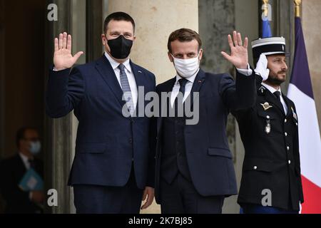 ©Julien Mattia / le Pictorium / MAXPPP - Julien Mattia / le Pictorium - 28/10/2020 - France / Ile-de-France / Paris - le président Francais Emmanuel Macron recevait la visite du premier ministre Estonien, JURI Ratas au palais de l'Elysée / 28/10/2020 - France / Ile-de-France (région) / Paris - le Président français Emmanuel Macron a reçu la visite du Premier ministre estonien Juri Ratas au Palais de l'Elysée Banque D'Images