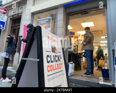 ©PHOTOPQR/LE PARISIEN/Olivier ARANDEL ; Paris ; 31/10/2020 ; Paris, samedi 31 octobre 2020 remise en état économie le Click and Collect - France, oct 31st 2020 - Nouveau confinement contre la propagation de la pandémie de covid-19, jusqu'en déc 1st 2020 Banque D'Images