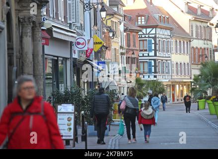 ©PHOTOPQR/l'ALSACE/Jean-Marc LOOS ; Colmar ; 31/10/2020 ; des passagers déambulants rue Vauban dans le centre-ville de Colmar devant des commerces routiers automobiles protégés comme non indispensables en cette période de confinement. - France, octobre 31st 2020 - un nouveau confinement contre la pandémie de Covid-19 s'est propagé, jusqu'en décembre 1st 2020 Banque D'Images