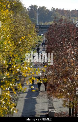 ©PHOTOPQR/LE PROGES/Maxime JegAT - Lyon 31/10/2020 - deuxième jour de confinement à Lyon le 31 octobre 2020 -promenades sur les berges du Rhône à Lyon au deuxième jour du confinement. - France, octobre 31st 2020 - un nouveau confinement contre la pandémie de Covid-19 s'est propagé, jusqu'en décembre 1st 2020 Banque D'Images