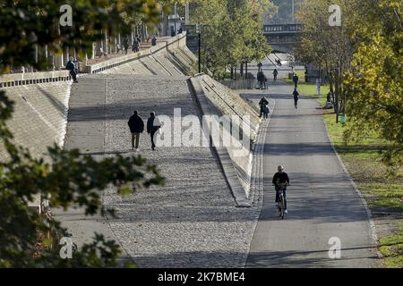 ©PHOTOPQR/LE PROGES/Maxime JegAT - Lyon 31/10/2020 - deuxième jour de confinement à Lyon le 31 octobre 2020 -promenades sur les berges du Rhône à Lyon au deuxième jour du confinement. - France, octobre 31st 2020 - un nouveau confinement contre la pandémie de Covid-19 s'est propagé, jusqu'en décembre 1st 2020 Banque D'Images