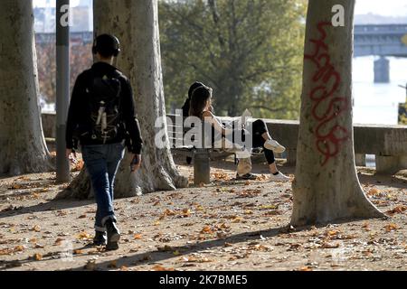 ©PHOTOPQR/LE PROGES/Maxime JegAT - Lyon 31/10/2020 - deuxième jour de confinement à Lyon le 31 octobre 2020 -promenades sur les berges du Rhône à Lyon au deuxième jour du confinement. - France, octobre 31st 2020 - un nouveau confinement contre la pandémie de Covid-19 s'est propagé, jusqu'en décembre 1st 2020 Banque D'Images