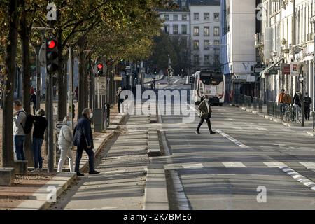 ©PHOTOPQR/LE PROGES/Maxime JegAT - Lyon 31/10/2020 - deuxième jour de confinement à Lyon le 31 octobre 2020 -promenades place Bellecour à Lyon au deuxième jour du confinement. - France, octobre 31st 2020 - un nouveau confinement contre la pandémie de Covid-19 s'est propagé, jusqu'en décembre 1st 2020 Banque D'Images