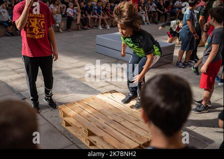 Parkour atelier pour les enfants donné par Parkour Zaragoza mouvement collective au Centro Civico de Valerro, Zaragoza, Espagne Banque D'Images