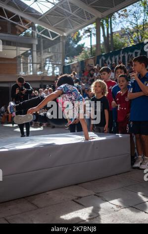 Parkour atelier pour les enfants donné par Parkour Zaragoza mouvement collective au Centro Civico de Valerro, Zaragoza, Espagne Banque D'Images