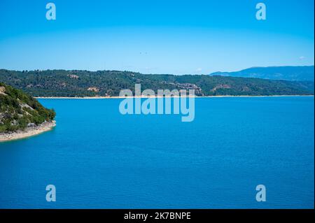 Vue panoramique de la rue bleue Lac de Croix à Verdon près du village de Bauduen, Provence, France Banque D'Images