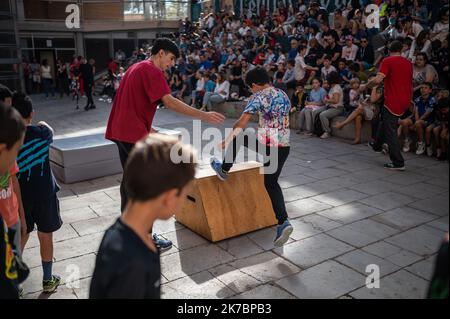 Parkour atelier pour les enfants donné par Parkour Zaragoza mouvement collective au Centro Civico de Valerro, Zaragoza, Espagne Banque D'Images