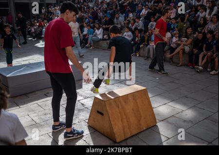 Parkour atelier pour les enfants donné par Parkour Zaragoza mouvement collective au Centro Civico de Valerro, Zaragoza, Espagne Banque D'Images