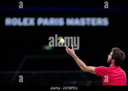 Aurélien Morissard / IP3; Paris, France le 3 novembre 2020 - le Francais Gilles SIMON sert contre l'américain Tommy PAUL lors du premier tour de match de tennis en simple masculin au premier jour du tournoi de tennis en salle ATP World Tour Masters 1000 - Paris Masters (Paris Bercy) - a l Arena AccorHotels. Gilles SIMON de France sert contre Tommy PAUL des Etats-Unis lors de leur match de tennis de la première partie des hommes au 1 e jour de l'ATP World Tour Masters 1000 - Paris Masters (Paris Bercy) - tournoi de tennis en intérieur à l'arène AccorHotels à Paris sur 2 novembre 2020. Banque D'Images