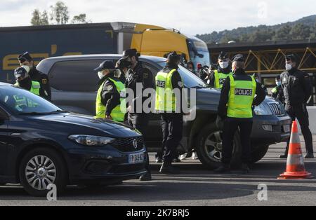 ©PHOTOPQR/l'INDÉPENDANT/Clementz Michel ; LE PERTHUS ; 05/11/2020 ; LE PERTHUS LE 5 NOVEMBRE 2020 / POLITIQUE / CONSEIL DU PRÉSIDENT DE LA RÉPUBLIQUE FRANCAISE EMMANUEL MACRON AU POSTE FRONTIÈRE AVEC L'ESPAGNE DU PERTHUS DANS LES PYRÉNÉES-ORIENTALES / VISITE DES EFFECTIFS ET DU CCPD / ILLUSTRATION / FONCTIONNEMENT DE CONTROLES - 2020/11/05. Le président français Emmanuel Macron. Banque D'Images