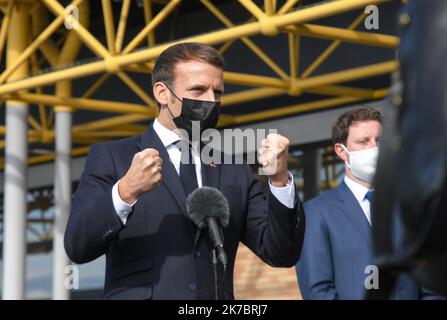 ©PHOTOPQR/L'INDÉPENDANT/CLEMTZ MICHEL ; LE PERTHUS ; 05/11/2020 ; LE PERTHUS LE 5 NOVEMBRE 2020 / POLITIQUE / DEPLACEMENT DU PRÉSIDENT DE LA RÉPUBLIQUE FRANCAISE EMMANUEL MACRON AU POSTE FRONTAL AVEC L'ESPAGNE DU PERTHUS DANS LES PYRÉNÉES-ORIENTALES / VISITE DES FRANCAISE / ILLUSTRATION DU FCEPT / 2020/11/05. Le président français Emmanuel Macron. Banque D'Images