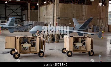 Les aviateurs affectés à l'escadron d'intervention en cas d'urgence 435th sur la base aérienne de Ramstein en Allemagne reçoivent des instructions sur le bon fonctionnement de l'aéronef MQ-9 en utilisant la station d'essai de maintenance d'aéronefs renforcés sur la base aérienne de la Réserve de mars en Californie, sur 14 octobre 2022. Dans un effort pour augmenter l'arsenal d'avions que le CRS 435th maîtrise, plusieurs membres de leur unité ont voyagé de l'Allemagne au sud de la Californie pour recevoir la formation des membres de la Garde nationale aérienne avec l'aile d'attaque 163rd qui utilisent l'avion MQ-9 comme plate-forme principale. (US Air National Guard Phot Banque D'Images