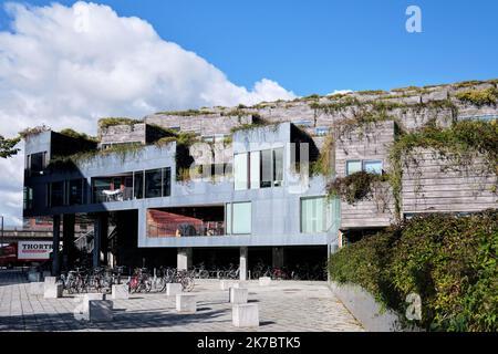 Copenhague, Danemark - septembre 2022 : immeuble en forme de montagne dans la ville d'Orestad. Conçu par Bjarke Ingels Group et JDS Banque D'Images