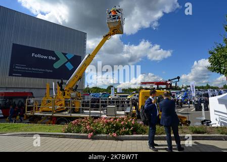 Une plate-forme de travail surélevée sur rail de route ou un préparateur de cerisier faisant l'objet d'une démonstration à Innotrans, l'exposition internationale de transport à Berlin, en septembre 2022 Banque D'Images