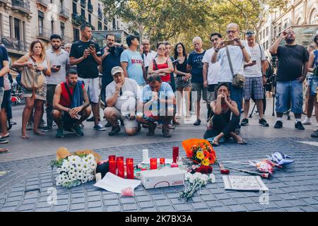 ©Pierre Berthuel / le Pictorium / MAXPPP - Pierre Berthuel / le Pictorium - 18/08/2017 - Espagne / Catalogne / Barcelone - les gens prient au mémorial tot le matin à Las Ramblas pres de la gare de Liceu. Regroupement dans la ville de Barcelone le Lendemain des attats. Les attentats des 17 et 18 aout 2017 en Catalogne sont des attaques terroristes islamistes au véhicule-belier perpétuent les 17 et 18 aout 2017 sur la Rambla a Barcelone et a Cambrils, en Espagne. / 18/08/2017 - Espagne / Catalogne / Barcelone - les gens prient au mémorial du matin à Las Ramblas, près de la gare Liceu. AG Banque D'Images