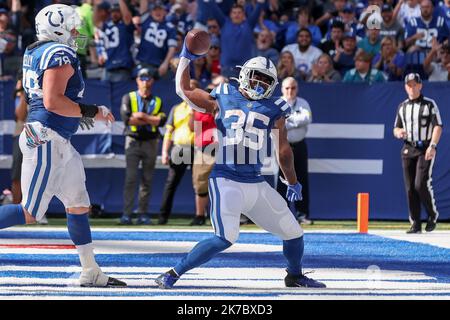 Indianapolis, Indiana, États-Unis. 16th octobre 2022. Indianapolis Colts qui a fait la course de retour Deon Jackson (35) célèbre après avoir marqué un touchdown pendant le match entre les Jacksonville Jaguars et les Indianapolis Colts au Lucas Oil Stadium, Indianapolis, Indiana. (Image de crédit : © Scott Stuart/ZUMA Press Wire) Banque D'Images