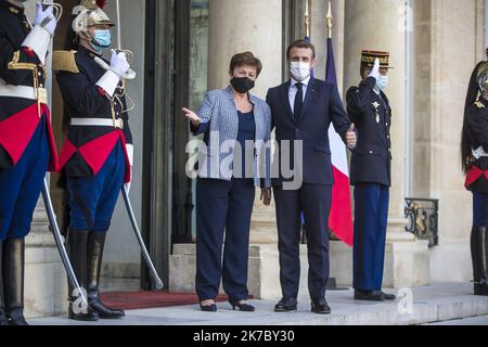 ©Christophe petit Tesson/MAXPPP - 12/11/2020 ; PARIS ; FRANCE - le Président français Emmanuel Macron (R) accueille la Directrice générale du Fonds monétaire international Kristalina Georgieva (L) pour le Forum de paix de Paris qui s'est tenu au Palais Elysée à Paris sur 12 novembre 2020. Banque D'Images