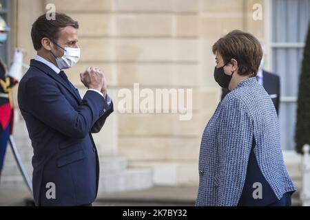 ©Christophe petit Tesson/MAXPPP - 12/11/2020 ; PARIS ; FRANCE - le Président français Emmanuel Macron (L) accueille la Directrice générale du Fonds monétaire international Kristalina Georgieva (R) pour le Forum de paix de Paris qui s'est tenu au Palais Elysée à Paris sur 12 novembre 2020. Banque D'Images