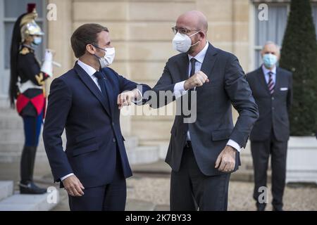 ©Christophe petit Tesson/MAXPPP - 12/11/2020 ; PARIS ; FRANCE - le Président français Emmanuel Macron (L) accueille le Président du Conseil européen Charles Michel (R) pour le Forum de la paix de Paris qui s'est tenu au Palais de l'Elysée à Paris sur 12 novembre 2020. Banque D'Images