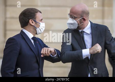 ©Christophe petit Tesson/MAXPPP - 12/11/2020 ; PARIS ; FRANCE - le Président français Emmanuel Macron (L) accueille le Président du Conseil européen Charles Michel (R) pour le Forum de la paix de Paris qui s'est tenu au Palais de l'Elysée à Paris sur 12 novembre 2020. Banque D'Images