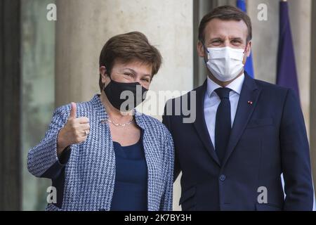 ©Christophe petit Tesson/MAXPPP - 12/11/2020 ; PARIS ; FRANCE - le Président français Emmanuel Macron (R) accueille la Directrice générale du Fonds monétaire international Kristalina Georgieva (L) pour le Forum de paix de Paris qui s'est tenu au Palais Elysée à Paris sur 12 novembre 2020. Banque D'Images