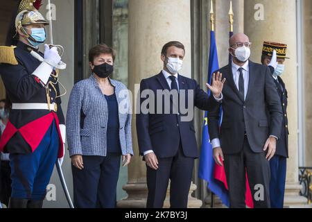 ©Christophe petit Tesson/MAXPPP - 12/11/2020 ; PARIS ; FRANCE - le Président français Emmanuel Macron (C) accueille la Directrice générale du Fonds monétaire international, Kristalina Georgieva (L), et le Président du Conseil européen, Charles Michel (R), pour le Forum de la paix de Paris qui s'est tenu à l'Elysée à Paris sur 12 novembre 2020. Banque D'Images