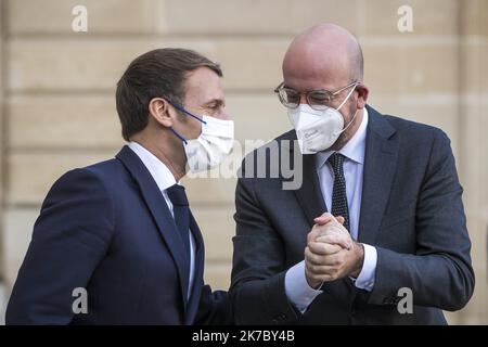 ©Christophe petit Tesson/MAXPPP - 12/11/2020 ; PARIS ; FRANCE - le Président français Emmanuel Macron (L) accueille le Président du Conseil européen Charles Michel (R) pour le Forum de la paix de Paris qui s'est tenu au Palais de l'Elysée à Paris sur 12 novembre 2020. Banque D'Images