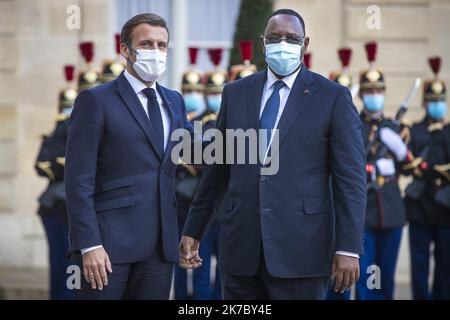 ©Christophe petit Tesson/MAXPPP - 12/11/2020 ; PARIS ; FRANCE - le Président français Emmanuel Macron (L) souhaite la bienvenue au Président sénégalais Macky Sall (R), pour le Forum de paix de Paris tenu au Palais de l'Elysée à Paris sur 12 novembre 2020. Banque D'Images