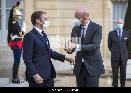 ©Christophe petit Tesson/MAXPPP - 12/11/2020 ; PARIS ; FRANCE - le Président français Emmanuel Macron (L) accueille le Président du Conseil européen Charles Michel (R) pour le Forum de la paix de Paris qui s'est tenu au Palais de l'Elysée à Paris sur 12 novembre 2020. Banque D'Images