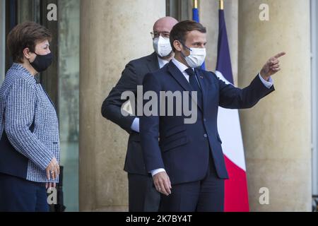 ©Christophe petit Tesson/MAXPPP - 12/11/2020 ; PARIS ; FRANCE - le Président français Emmanuel Macron (R) accueille la Directrice générale du Fonds monétaire international, Kristalina Georgieva (L), et le Président du Conseil européen, Charles Michel (C), pour le Forum de la paix de Paris qui s'est tenu à l'Elysée à Paris sur 12 novembre 2020. Banque D'Images