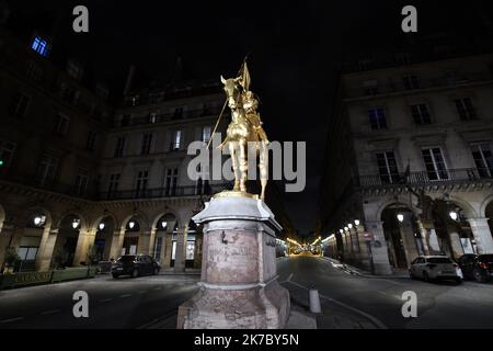 ©PHOTOPQR/L'EST REPUBLICAIN/ALEXANDRE MARCHI ; PARIS ; 11/11/2020 ; CONFINEMENT ACTE II - RECONFINEMENT - COUVRE FEU - ILE DE FRANCE. Paris 11 novembre 2020. La place des Pyramides avec la statue équestre de Jeanne d'Arc, la nuit suspendue le reconfinement et le livre-feu installé par la mairie à parti de 22 heures. PHOTO Alexandre MARCHI. - Locdown à Paris par nuit novembre 11 2020 Banque D'Images