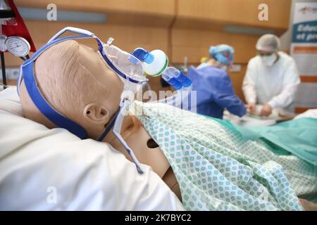 ©PHOTOPQR/l'ALSACE/Jean-Marc LOOS ; Strasbourg ; 13/11/2020 ; session de formation d'infirmeries et d'infirmeries en animation de base au nouvel hôpital civil (NHC) de Strasbourg. - Session de formation des infirmières en soins intensifs de base au nouvel hôpital civil (NHC) de Strasbourg. France novembre 13 2020 Banque D'Images