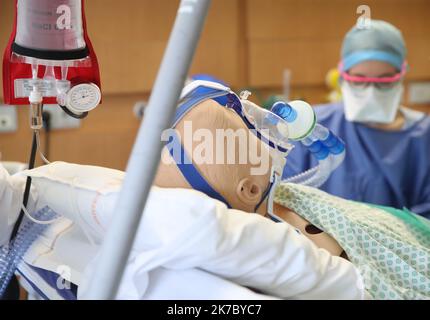 ©PHOTOPQR/l'ALSACE/Jean-Marc LOOS ; Strasbourg ; 13/11/2020 ; session de formation d'infirmeries et d'infirmeries en animation de base au nouvel hôpital civil (NHC) de Strasbourg. - Session de formation des infirmières en soins intensifs de base au nouvel hôpital civil (NHC) de Strasbourg. France novembre 13 2020 Banque D'Images