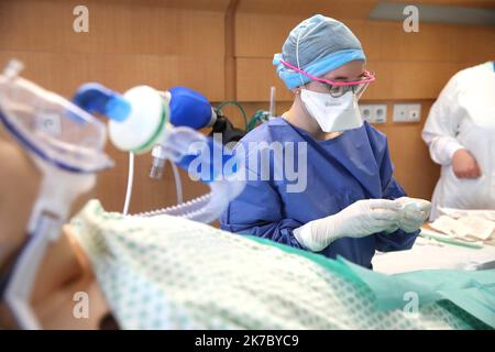 ©PHOTOPQR/l'ALSACE/Jean-Marc LOOS ; Strasbourg ; 13/11/2020 ; session de formation d'infirmeries et d'infirmeries en animation de base au nouvel hôpital civil (NHC) de Strasbourg. - Session de formation des infirmières en soins intensifs de base au nouvel hôpital civil (NHC) de Strasbourg. France novembre 13 2020 Banque D'Images