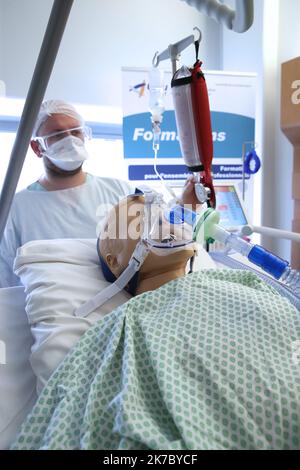 ©PHOTOPQR/l'ALSACE/Jean-Marc LOOS ; Strasbourg ; 13/11/2020 ; session de formation d'infirmeries et d'infirmeries en animation de base au nouvel hôpital civil (NHC) de Strasbourg. - Session de formation des infirmières en soins intensifs de base au nouvel hôpital civil (NHC) de Strasbourg. France novembre 13 2020 Banque D'Images