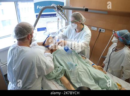 ©PHOTOPQR/l'ALSACE/Jean-Marc LOOS ; Strasbourg ; 13/11/2020 ; session de formation d'infirmeries et d'infirmeries en animation de base au nouvel hôpital civil (NHC) de Strasbourg. - Session de formation des infirmières en soins intensifs de base au nouvel hôpital civil (NHC) de Strasbourg. France novembre 13 2020 Banque D'Images