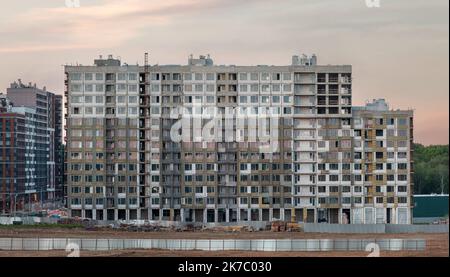 Construction d'un bâtiment résidentiel. Vue sur la façade d'un bâtiment non fini. Banque D'Images
