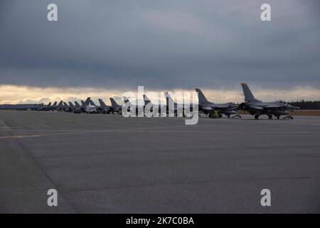 ÉTATS-UNIS Les faucons de combat de la Force aérienne F-16 affectés à la 35th Escadre Fighter et les KC-135 Stratotankers affectés à la 168th Escadre de la Garde nationale aérienne de l'Alaska se trouvent sur la ligne aérienne au début du DRAPEAU ROUGE Alaska (RF-A) 23-1 à la base aérienne d'Eielson, en Alaska, le 6 octobre 2022. Face à l'évolution des défis dans la région, RF-A tient les pilotes prêts à maintenir un Indo-Pacific libre et indépendant. (É.-U. Photo de la Force aérienne par le premier Airman Joao Marcus Costa) Banque D'Images