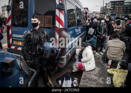 ©Christophe petit Tesson/MAXPPP - 17/11/2020 ; SAINT DENIS ; FRANCE - des gendarmes filent le passage de migrants avant leur transfert en bus vers un centre d'hébergement temporaire pendant l'évacuation de leur propre camp par la police. Plus de 2000 migrants vivaient entre le canal et le Stade de France sous l'autoroute. Les migrants attendent d'être évacués par les forces de police françaises dans un camp de migrants de fortune situé le long de l'autoroute A1 à Saint-Denis, au nord de Paris, en France, sur 17 novembre 2020. Banque D'Images