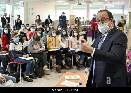 ©PHOTOPQR/OUEST FRANCE/Thierry Creux ; Pontivy ; 17/11/2020 ; Pontivy . Morbihan . François Hollande est allé à la contre de 54 élections de troisième au collège Romain Rolland , dont 34 ans choix l'option géopolitique . L'ancien président se défait dans des collèges en Bretagne (Quimper, Brest). Dans le cadre d'une tournée organisée à l'occasion de la sortie de l'onde qu'il signe chez Glénat jeunesse : « leur état, expliqué aux jeunes et aux mois jeunes ». - Rencontre de l'ancien Président français avec les élèves. Banque D'Images