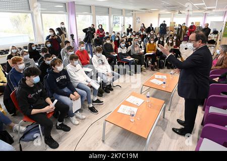 ©PHOTOPQR/OUEST FRANCE/Thierry Creux ; Pontivy ; 17/11/2020 ; Pontivy . Morbihan . François Hollande est allé à la contre de 54 élections de troisième au collège Romain Rolland , dont 34 ans choix l'option géopolitique . L'ancien président se défait dans des collèges en Bretagne (Quimper, Brest). Dans le cadre d'une tournée organisée à l'occasion de la sortie de l'onde qu'il signe chez Glénat jeunesse : « leur état, expliqué aux jeunes et aux mois jeunes ». - Rencontre de l'ancien Président français avec les élèves. Banque D'Images